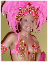 Marikan esiintymisasu on hemaisevan v&auml;rinen ja h&ouml;yheninen. Kuva: Marika &Ouml;hman.