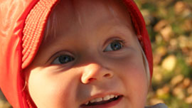 Punahattuinen lapsi syksyll&auml;. Kuva: Susanna Lyly, YLE Kuvapalvelu