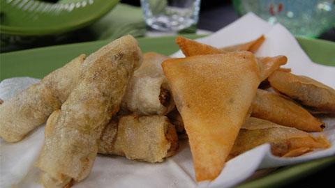 Kevätrullat ja samosat saivat sienitäytteen. Kuva: Strömsö, YLE