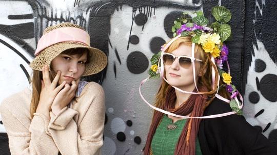 Kukkahattutädit Ninni Luhtasaari ja Jaana Ristola. Kuva: Anni Kössi.