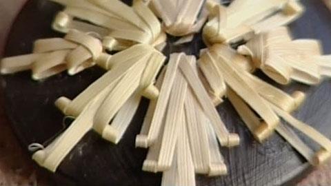 Olkirintakoru tehdään vanhanajan tekniikkaa soveltaen. Kuva: Strömsö