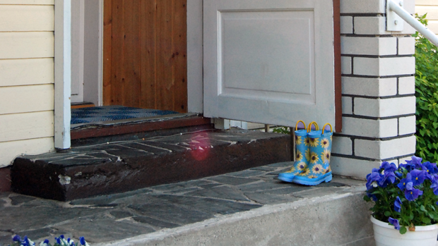 Kumisaappaista tehdyt värikkäät ovistopparit tuovat piristystä pihaan. Kuva: Väne Väisänen Kumisaappaista tehdyt värikkäät ovistopparit tuovat piristystä pihaan. Kuva: Vän