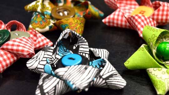 Rintamerkin kruunaa oikea nappi, ehkä helmi. Kuva: Jenny Huttunen