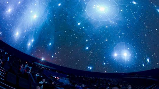 Miten tutustua tähtitaivaan ihmeisiin lapsen kanssa? Kuva: Tiedekeskus Heureka Miten tutustua tähtitaivaan ihmeisiin lapsen kanssa? Kuva: Tiedekeskus Heureka