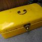 Keltainen metallilaatikko