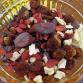 Napostelusekoitus, joka sisältää raakasuklaata, gojia, incamarjaa ja kuivattua omenaa.