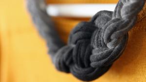 Nappituntuma: Liukuvärillä kangas elämään. Kuva: Kati Tavilampi.