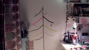 Nappituntuma: Joulupuu on teipattu. Kuva: Kati Tavilampi