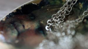 Kultalusikka kaulassa. Kuva: Kati Tavilampi