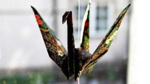 Origamilinnuista verhot ikkunaan. Kuva: Yle Olotila, Ulla Vuorela