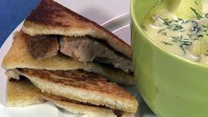 Talvinen madekeitto mateenmaksatoastin kera. Kuva: Yle Aamu-tv, Voita & Sokeria