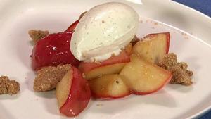 Karamellisoituja omenoita vaniljavaahdon ja kanelicrumblen kera