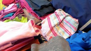 Lastenvaatteiden kierrätyksen kultaiset ohjeet. Kuva: Yle Olotila, Anni Alatalo.