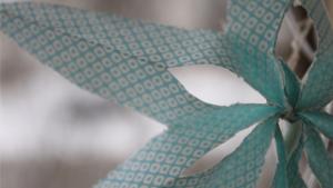 Tee itse paperitähtiä ja kukkia jouluun. Kuva: Ulla Vuorela