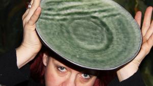 Rakkain astiani: Marjo Leinonen raparperinlehden alla. Kuva: Ulla Vuorela