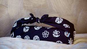 Furoshiki-taitteluohjeet. Kuva: Vesa Metsätähti.