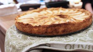 Fleuristen maalaisomenapiirakka maustetaan wabi-sabilla. Kuva: Ulla Vuorela