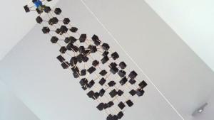 Mobile vanhasta retkipatjasta ja hammastikuista. Kuva: Tapio Kantele