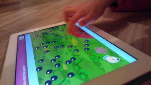 Pikku Kakkosen kosketusnäyttösovellus testissä. Kuva: Yle Olotila, Anni Alatalo