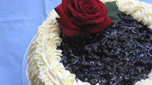 Hellapoliisin mustikka-valkosuklaakakku. Kuva: Rita Trötschkes/YLE