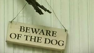 Kyltti kertoo, että Roope asuu täällä. Kuva: Puutarhaunelmia, Filmiteollisuus