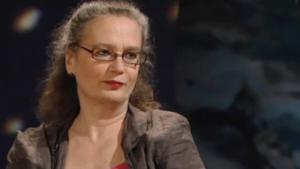 Kulttuuritoimittaja Pia Ingström Voimala-ohjelmassa kertomassa teoksestaan Äitiä ikävä. Kuva: YLE