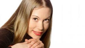 Mitä teen Facebookilla - politiikan toimittaja Sanna Ukkola vastaa. Kuva: Yle Mitä teen Facebookilla - politiikan toimittaja Sanna Ukkola vastaa. Kuva: Yle