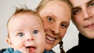 Kotisynnytys. Linda ja Benjamin Andberg sekä vauva. 