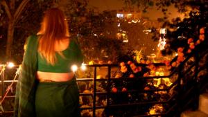 Anna Puhakka Valon juhlassa Delhissä. Kuva: Adriana Milea.