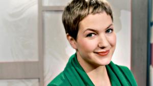 Äitiyslomalta palannut Anu-Maija Kärjä Akuutin juontajana. Kuva: Tero Kyllönen, 