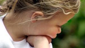 Tyttö ja sen lomaa odottava, hermostunut äiti. Kuva: Bas van Bekhoven, stock.xch