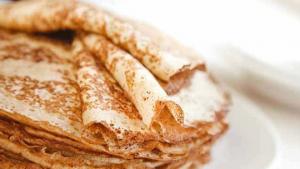 Laskiainen Venäjällä: voisula ja smetana ryydittävät blinit. Kuva: gastronom.ru