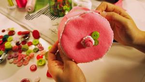 Kajsan huopakakku voi olla neulatyyny tai leikkiruokaa.