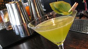 Astu raikkaiden cocktailien maailmaan. Kuva: Yle Puhe