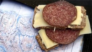 Meetvurstia ja juustoa näkkileivän päällä. Kuva: Rinna Härkönen / YLE