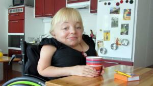 Elämä kantaa Nooraa ja pyörätuolia. Kuva: Päivi Leino