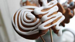 Tee itse piparkakkutikkareita. Kuva: Ulla Vuorela