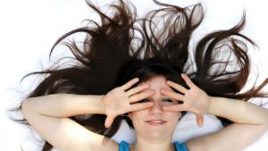 Luottokampaajan tuolissa  - mitä kampaajalta halutaan? Kuva: Dora Pete stock.