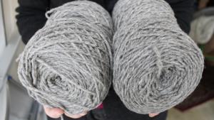 Mikä on ekolankaa? Suomenlampaan villalankaa. Kuva: Yle Olotila, Ulla Vuorela