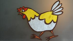 Pääsiäisaskartelut. Silkkipaperikana. Kuva: Aija Rouhiainen