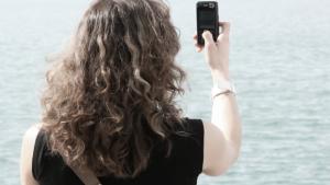 Elämä parrasvaloissa - kukoista ja kadehdi naamakirjassa. Kuva: lockstockb, stoc