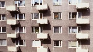 Putkiremontti taloyhtiöön. Kuva: YLE TV1, Yle Kuvapalvelu, v. 1980.