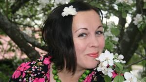 Omenapuun kukat tuovat aina Pauliina Hukkasen mieleen edesmenneen äidin. Kuva: P