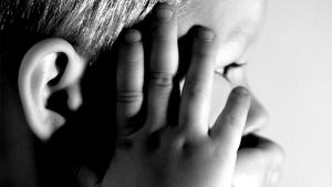 Suojaa lapsen korvat oikein festareilla. Kuva: stock.xchng