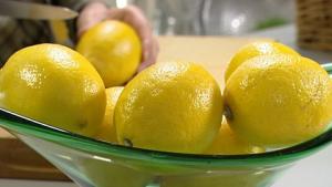 Sitruuna- ja rosmariinijalkakylpy. Kuva: Strömsö