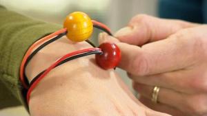 Tietokoneen johdoista syntyy koru. Kuva: Strömsö