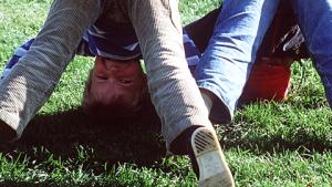 Kirkkis ja kymmenen tikkua laudalla pihaleikkien suosikit. Kuva: YLE Kuvapalvelu