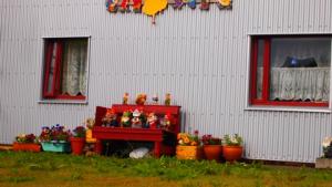 Lumikki ja 7 kääpiötä pihalla. Kuva: Viivi Lehtonen