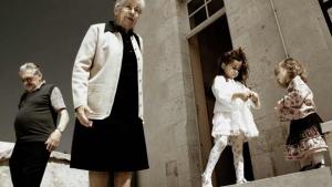 Lastenpsykiatri Janna Rantala: Maksamme velkaa. Kuva: Frank Chopin, stock.xchng