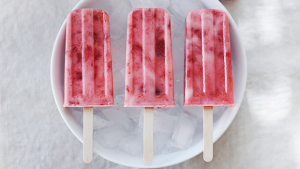 Mansikka-limetti-jogurttimehujää. Kuva: Rachel Ball (www.elephantineblog.com)